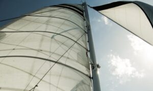 Ajuste de la vela mayor: cuatro pasos para mantenerla siempre «en forma»