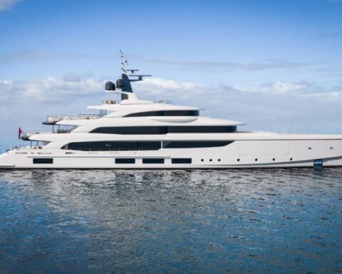 Benetti FB270 side