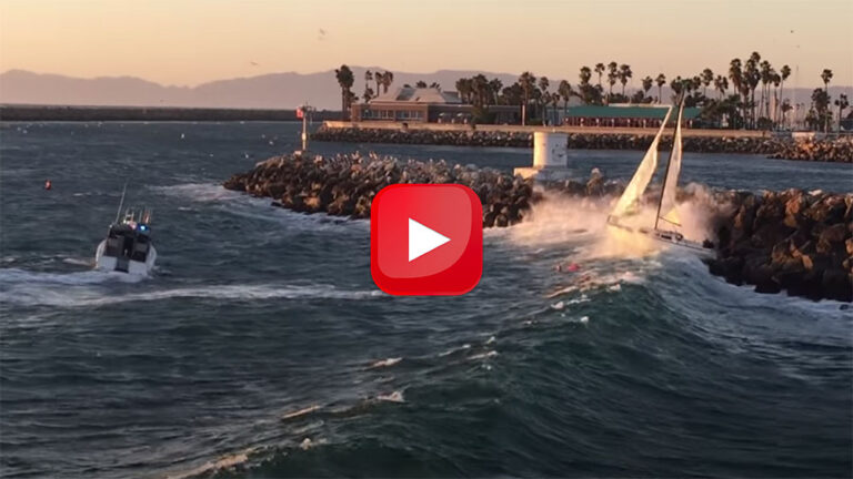 velero roto contra las rocas