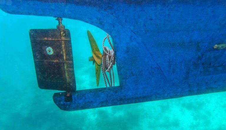 Cabo-tuerce-hélice-de-barco-2