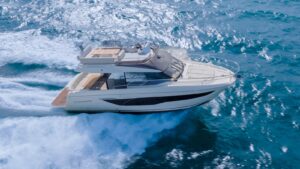 Prestige F 4.3, la prueba en el mar de un yate que navega sobre raíles