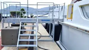 Acceso a bordo versátil y cómodo, con las pasarelas Navaltecnosud