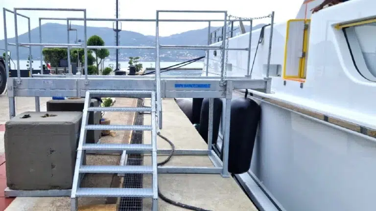 Acceso a bordo versátil y cómodo, con las pasarelas Navaltecnosud