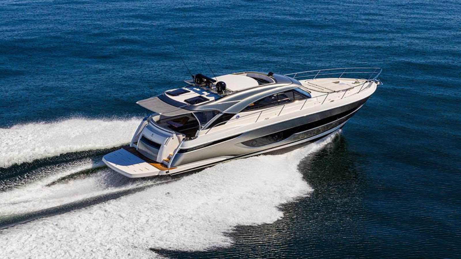 Riviera 4300 Sports Express: Estreno europeo en el Cannes Yachting Festival