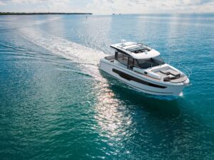 Jeanneau presenta tres nuevos modelos: el Cap Camarat 9.0 CC Serie2 y el Merry Fisher 1095 Serie2 en versiones Flybridge o Coupé.