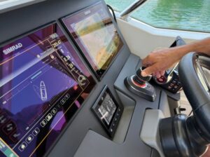Mercury-Piloting-System-and-Quick-Nautical-Equipment-Thruster-Integration