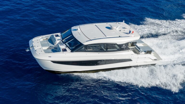 Aquila 42 Coupe, la prueba en vídeo: elegancia de yate, prestaciones de lancha rápida, comodidad de catamarán