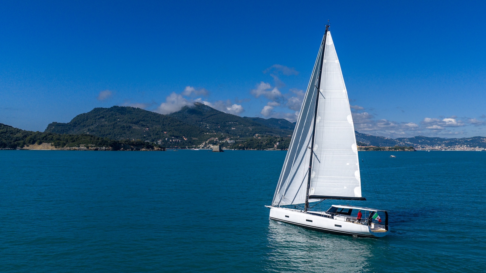 ICE 64 Explorer, la prueba en vídeo: elegancia y prestaciones para dar la vuelta al mundo a vela