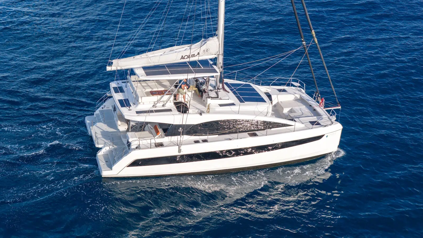 Aquila 50 Sail: prestaciones sorprendentes para la reina del espacio y la innovación. Prueba de mar completa.