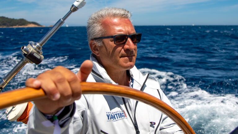 Luca D'Ambrosio, fundador de The International Yachting Media, al timón durante una regata.