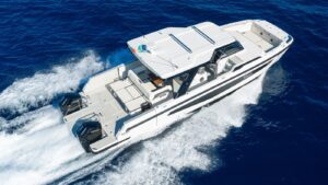 Prueba en el mar del Aquila 45 Sport: 1.200 caballos de potencia y un confort sorprendente